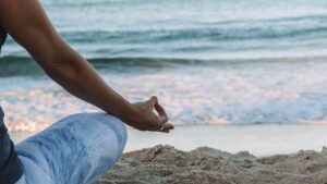 Hombre en frente al mar en modo meditación
