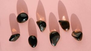 Piedras de cuarzo de color negro para la salud integral