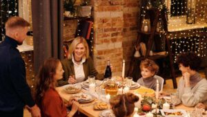 Cena de navidad familia compartiendo con sus hijos