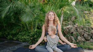 Mujer y su hijo Mindfulness meditación en una zona verde