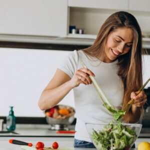 Mujer cocinando una buena alimentación y conexión con la salud mental