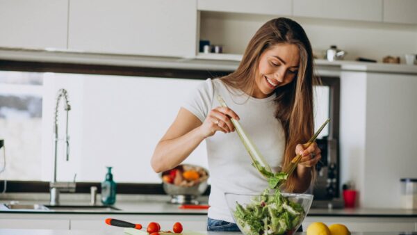 Mujer cocinando una buena alimentación y conexión con la salud mental