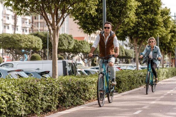 Hombre en bicicleta en movilidad sostenible