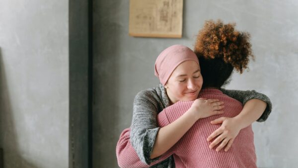 Mujeres abrazándose dando confort y apoyo ante el cáncer de mama