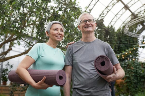 Adultos mayores sonriendo listos para ir hacer ejercicio