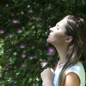 Mujer mirando hacia el cielo buscando tranquilidad