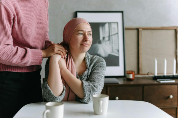 Mujer recibiendo apoyo emocional.