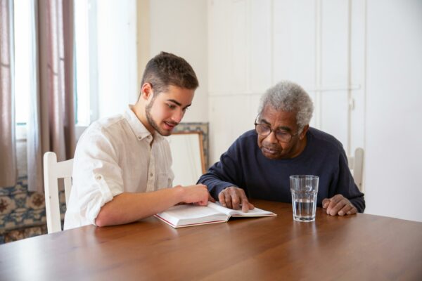 Hombre con abuelo, leyendo